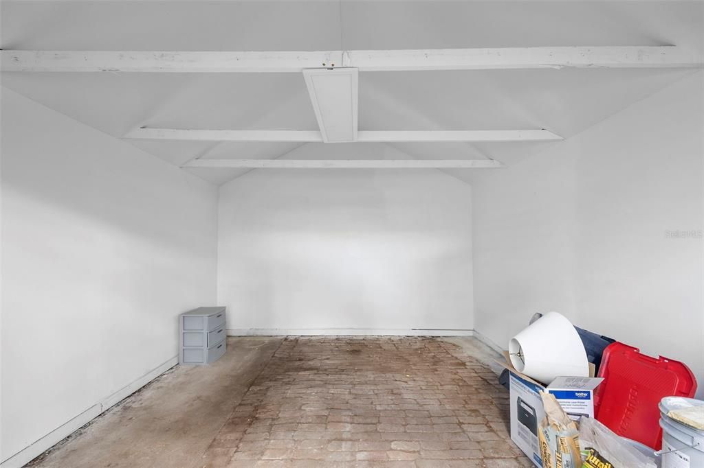 For Sale: $269,900 (2 beds, 1 baths, 947 Square Feet)