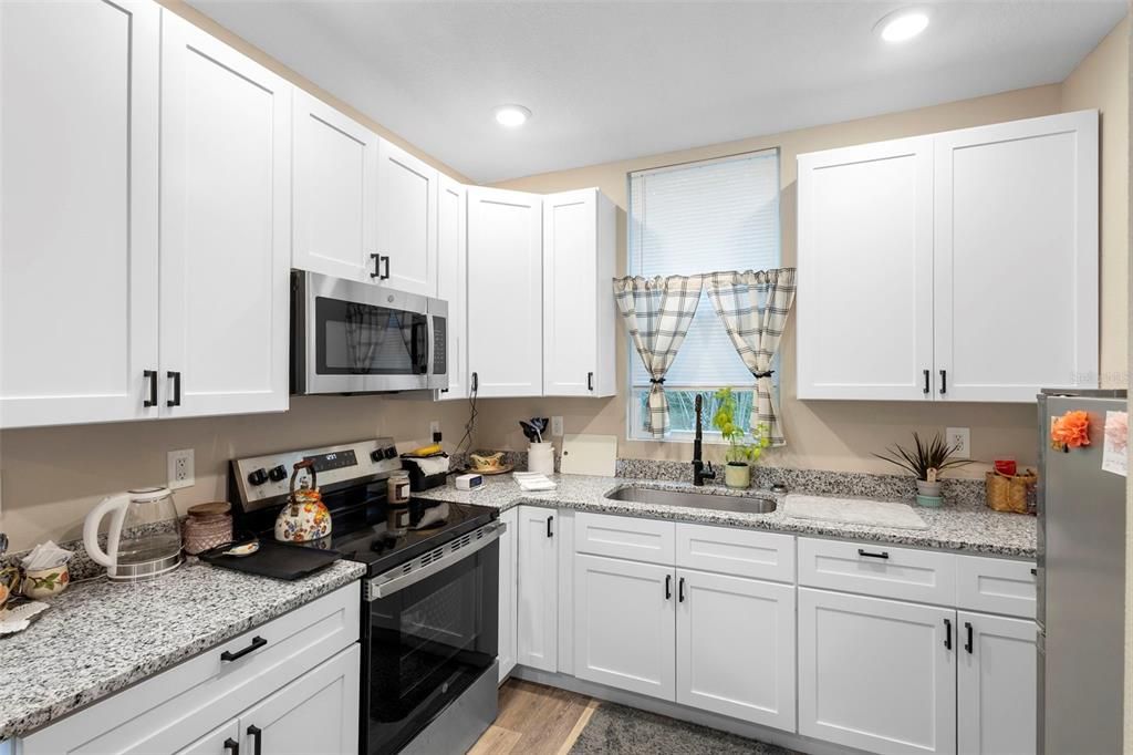 For Sale: $269,900 (2 beds, 1 baths, 947 Square Feet)