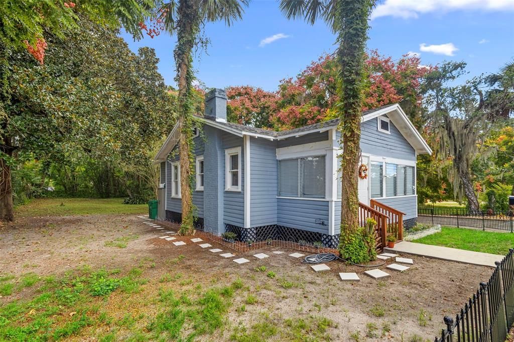 For Sale: $269,900 (2 beds, 1 baths, 947 Square Feet)