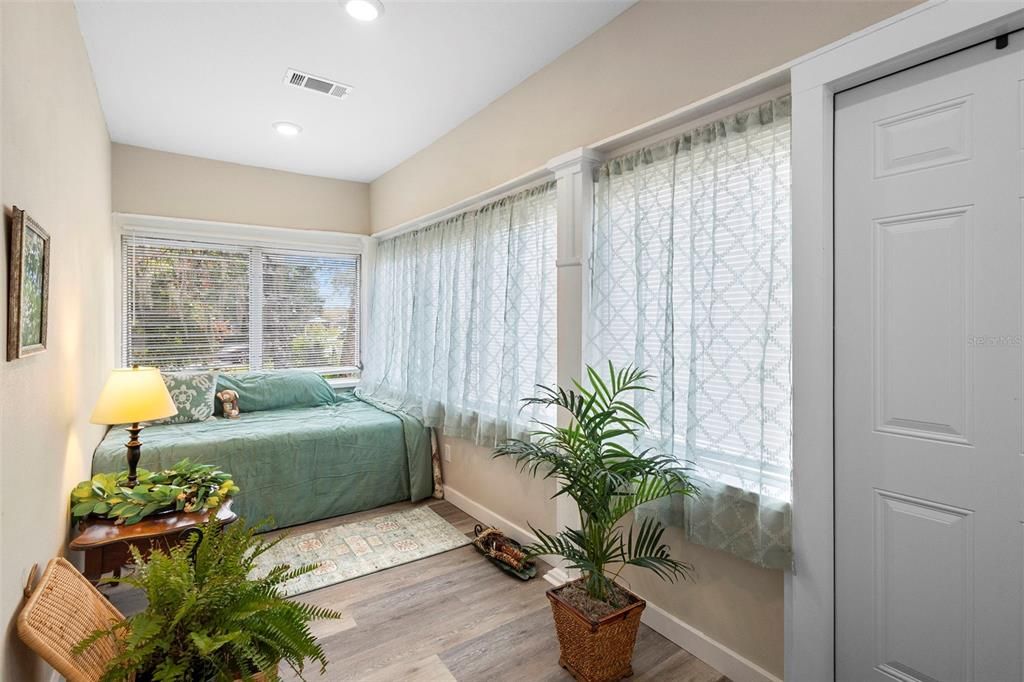 For Sale: $269,900 (2 beds, 1 baths, 947 Square Feet)