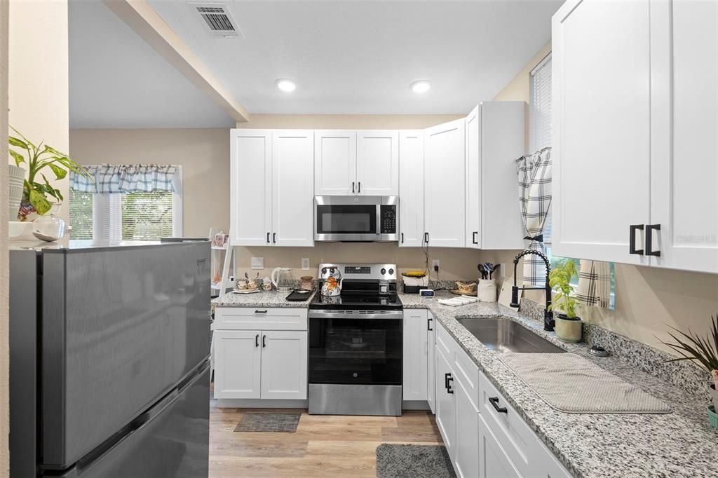 For Sale: $269,900 (2 beds, 1 baths, 947 Square Feet)