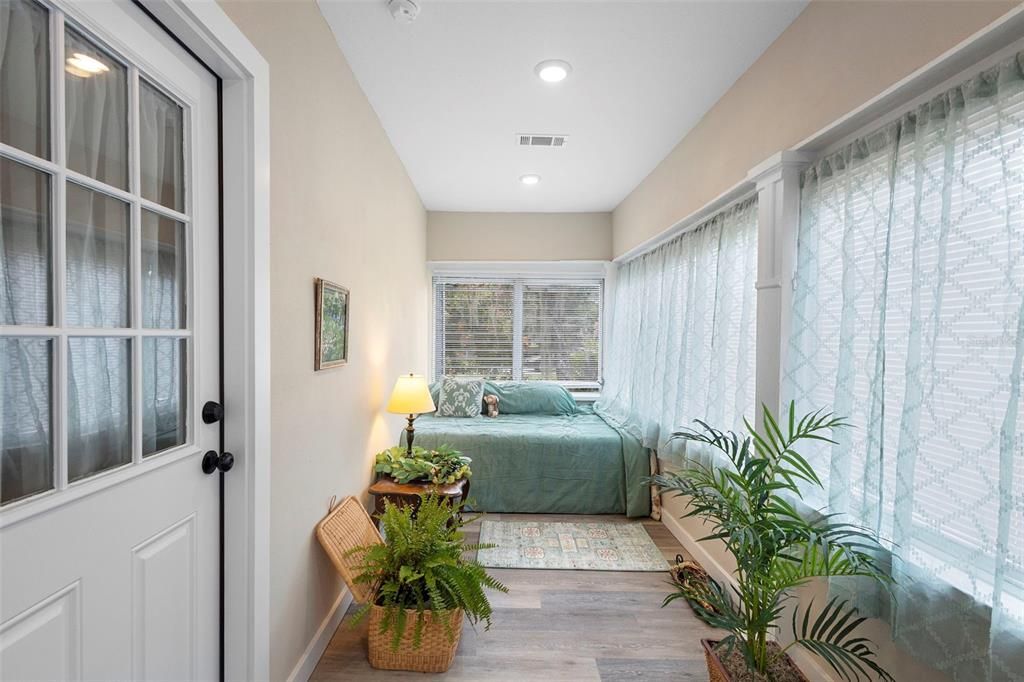 For Sale: $269,900 (2 beds, 1 baths, 947 Square Feet)