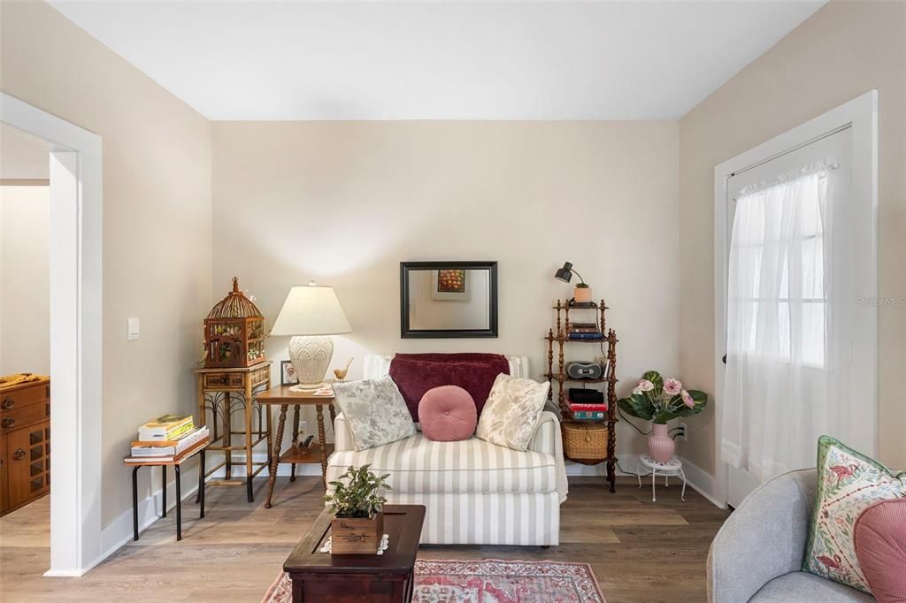 For Sale: $269,900 (2 beds, 1 baths, 947 Square Feet)