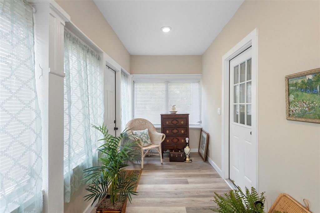 For Sale: $269,900 (2 beds, 1 baths, 947 Square Feet)