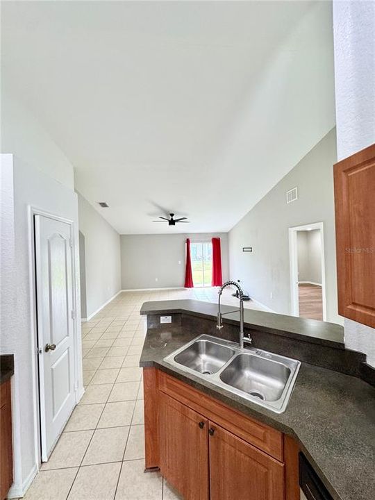 En Venta: $264,900 (4 camas, 2 baños, 1736 Pies cuadrados)