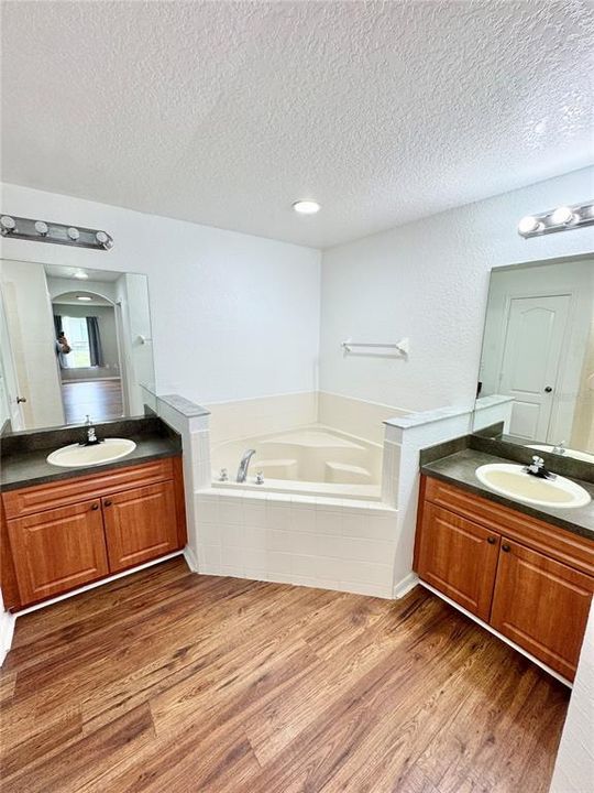 En Venta: $264,900 (4 camas, 2 baños, 1736 Pies cuadrados)