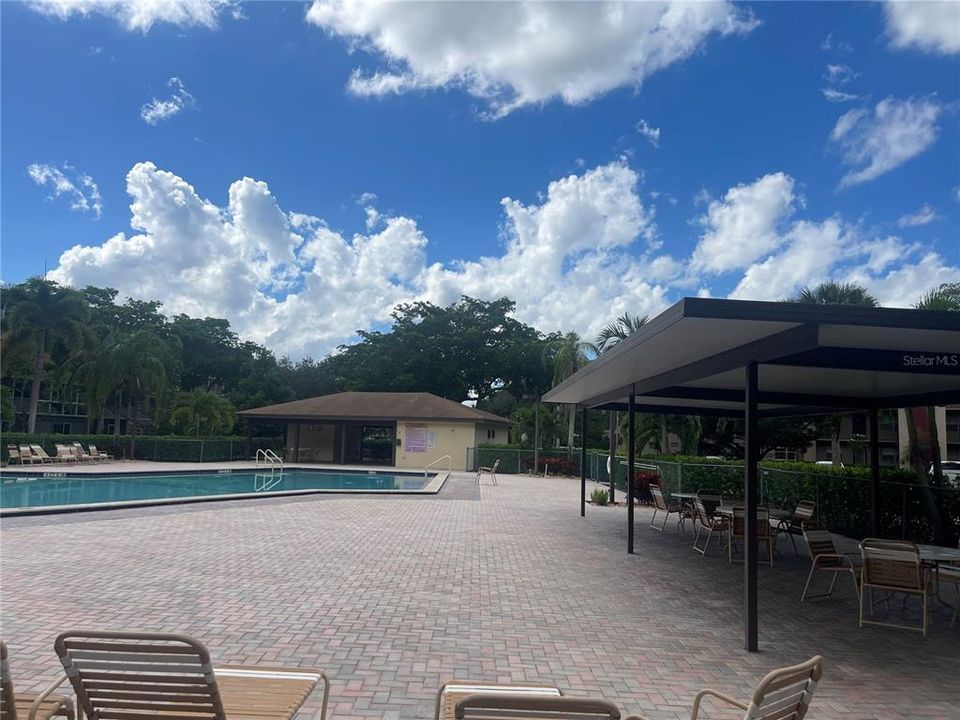 For Sale: $240,000 (2 beds, 1 baths, 953 Square Feet)