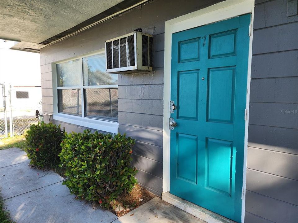 For Rent: $1,300 (1 beds, 1 baths, 550 Square Feet)