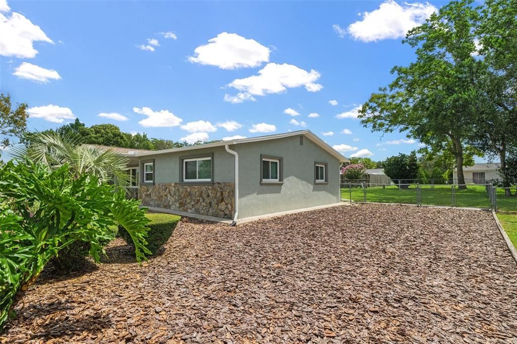 For Sale: $299,900 (3 beds, 2 baths, 1576 Square Feet)