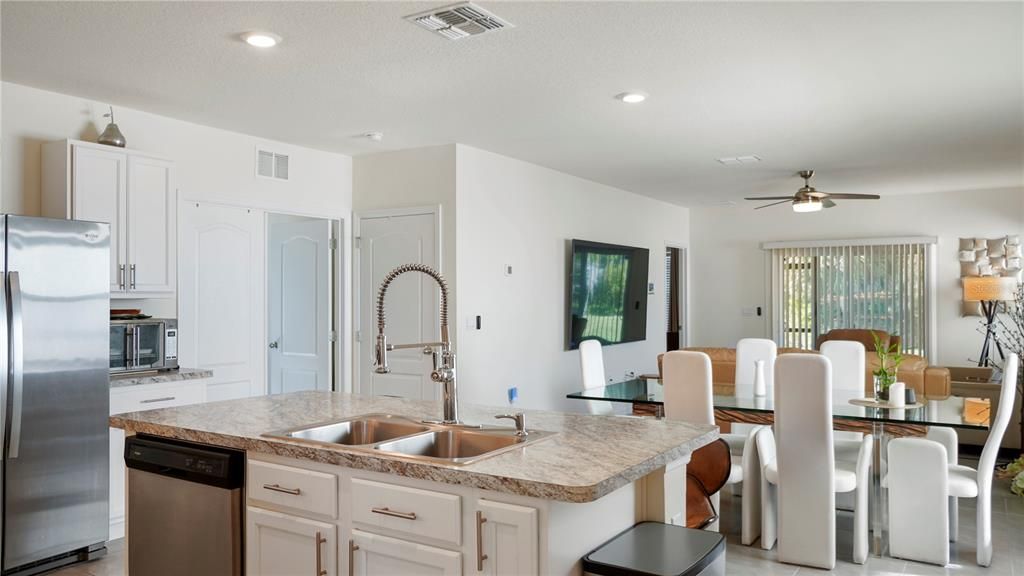 For Sale: $278,900 (3 beds, 2 baths, 1625 Square Feet)