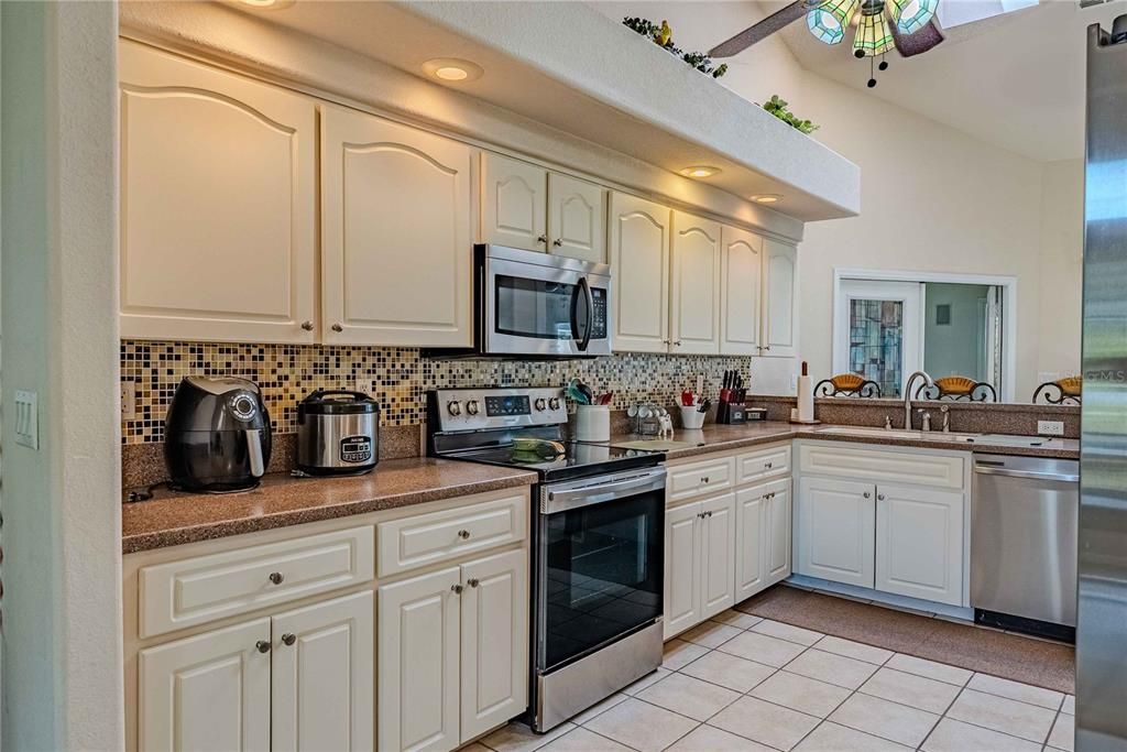 For Sale: $405,000 (4 beds, 3 baths, 2046 Square Feet)