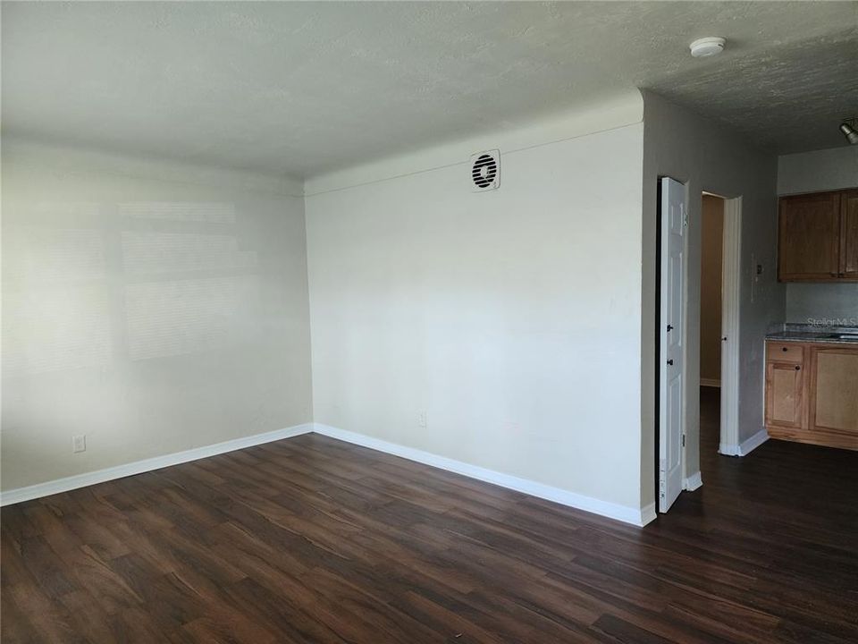 For Rent: $1,300 (1 beds, 1 baths, 550 Square Feet)