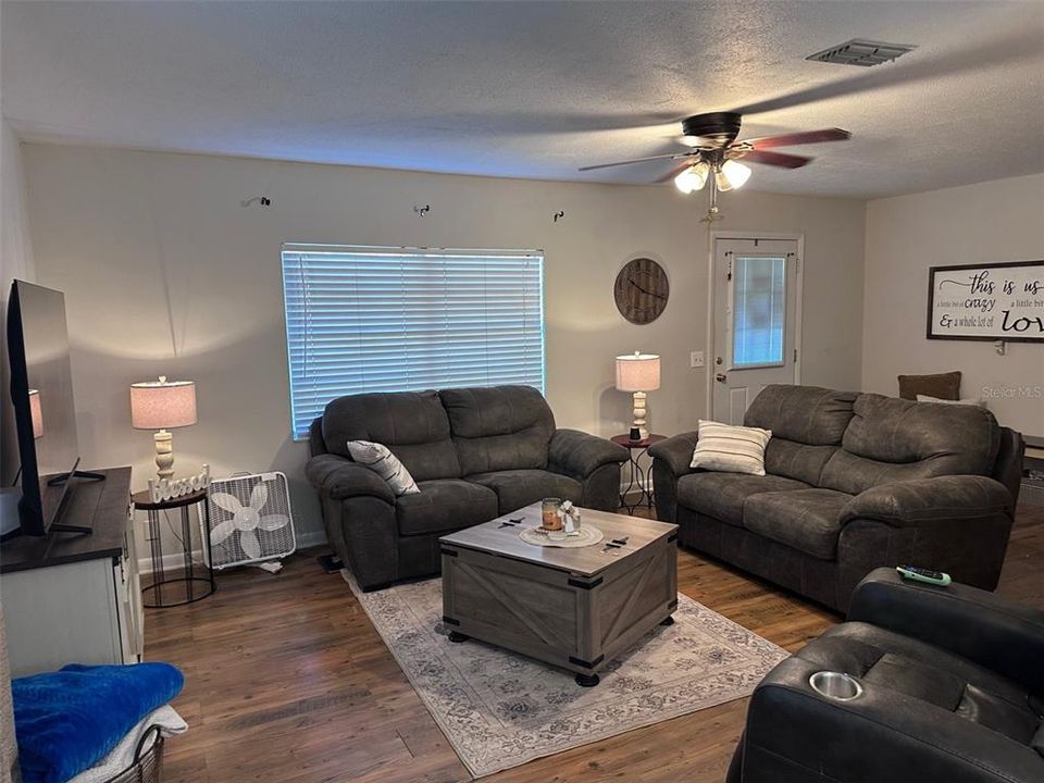 For Sale: $170,000 (2 beds, 1 baths, 1056 Square Feet)