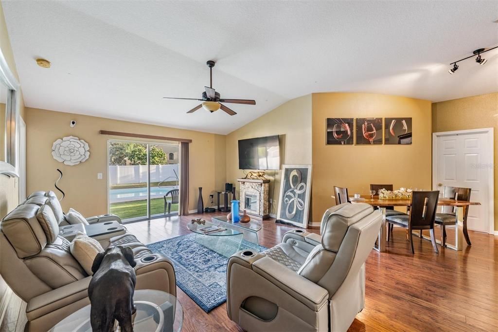 For Sale: $364,900 (4 beds, 2 baths, 1550 Square Feet)