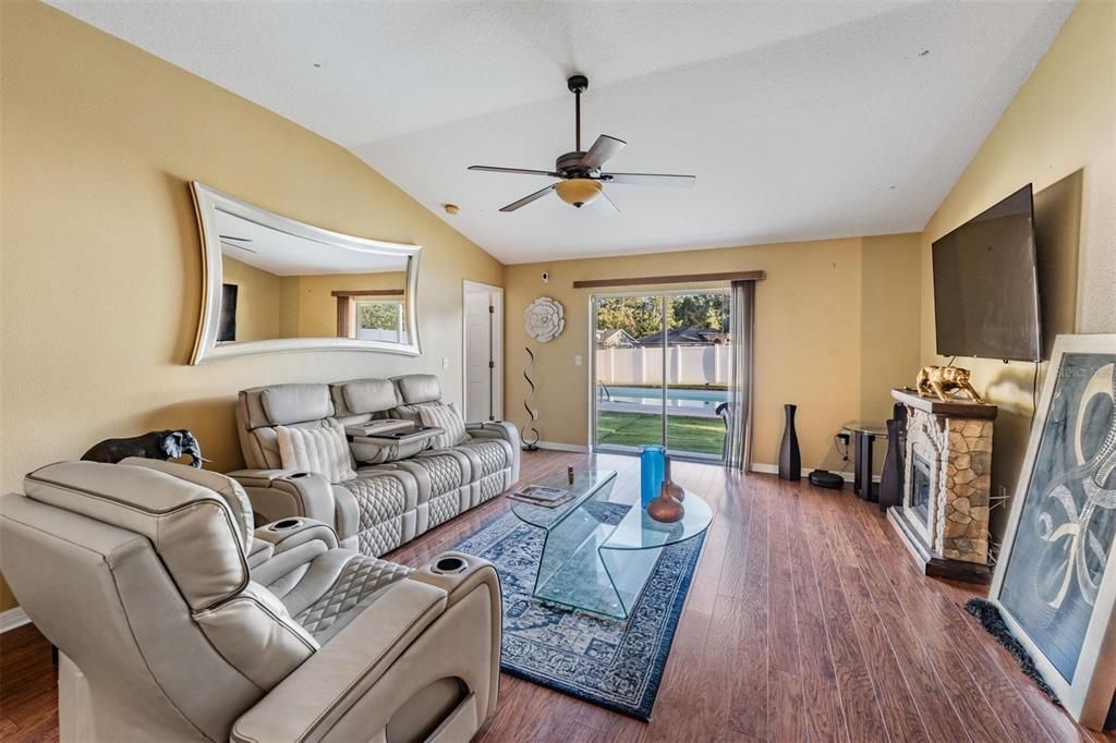 For Sale: $364,900 (4 beds, 2 baths, 1550 Square Feet)