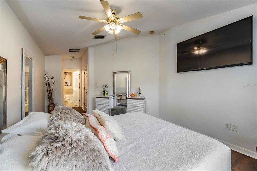 For Sale: $364,900 (4 beds, 2 baths, 1550 Square Feet)