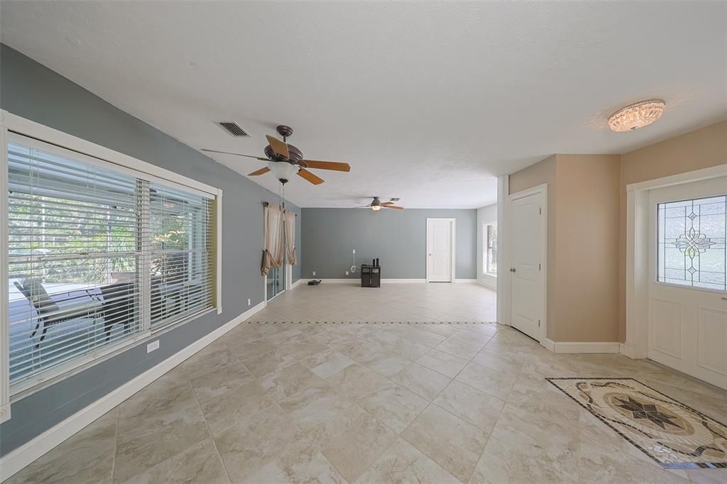 合同活跃: $409,700 (3 贝兹, 2 浴室, 1625 平方英尺)