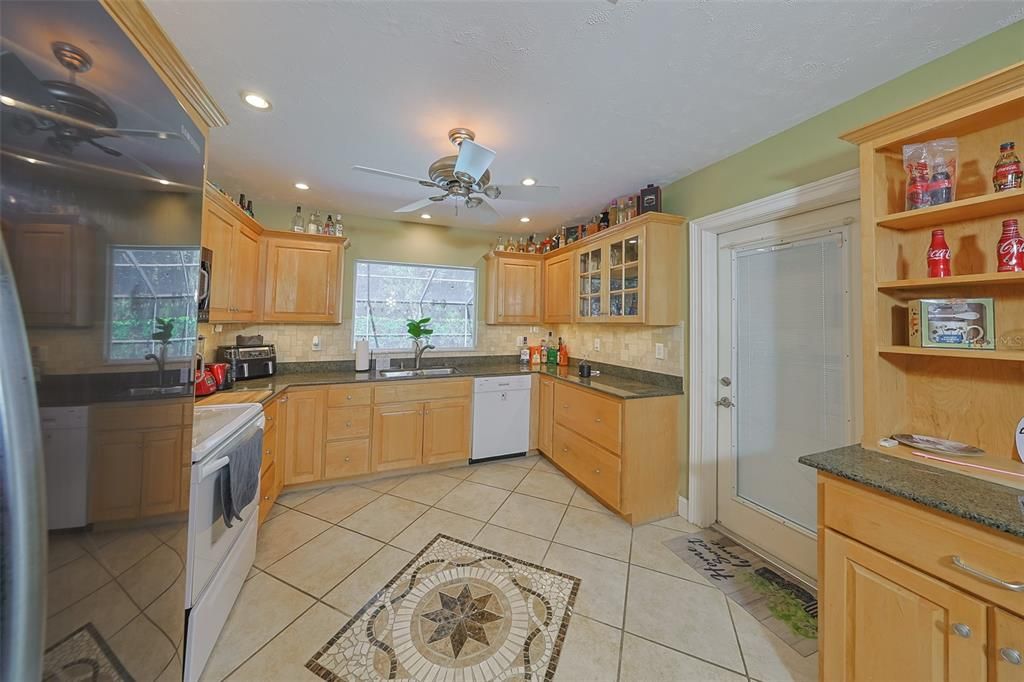 合同活跃: $409,700 (3 贝兹, 2 浴室, 1625 平方英尺)