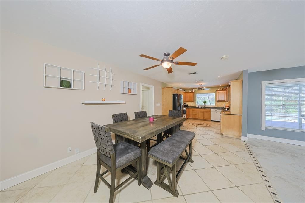 合同活跃: $409,700 (3 贝兹, 2 浴室, 1625 平方英尺)