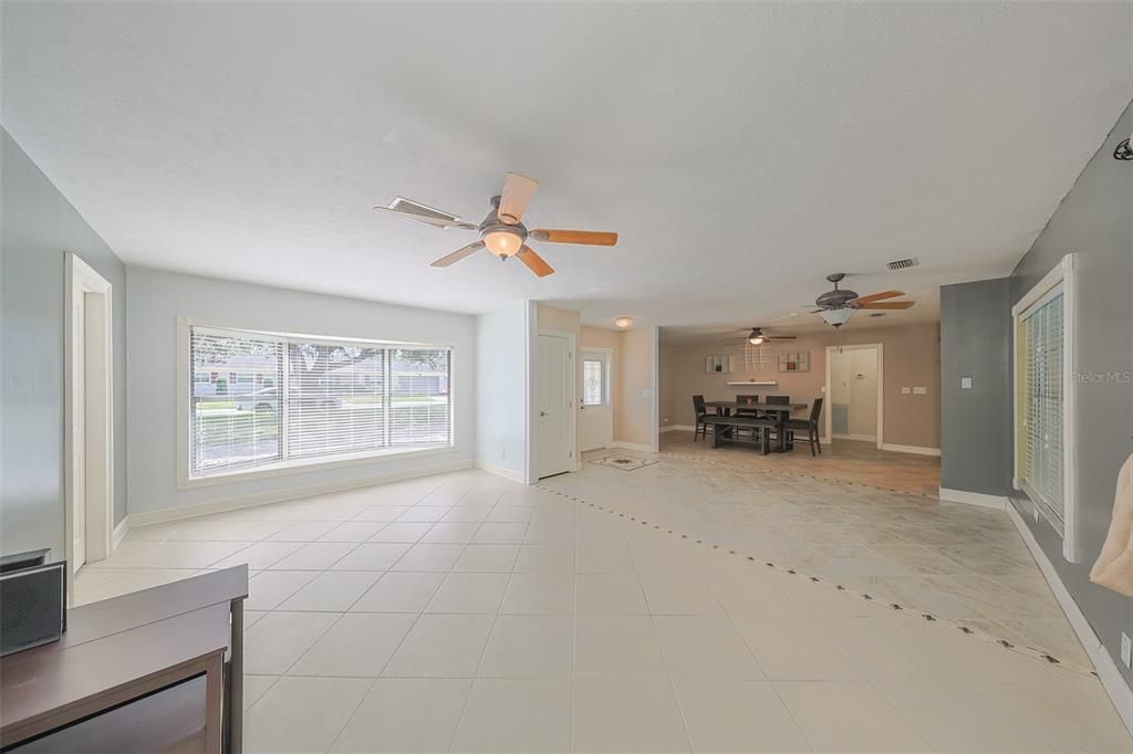 合同活跃: $409,700 (3 贝兹, 2 浴室, 1625 平方英尺)