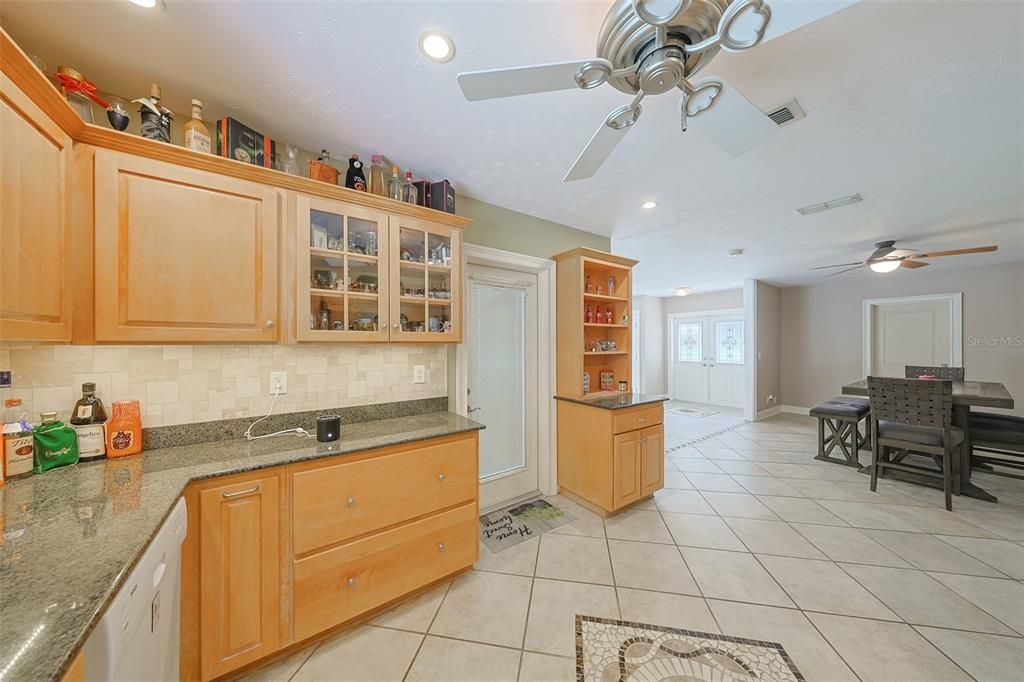 合同活跃: $409,700 (3 贝兹, 2 浴室, 1625 平方英尺)