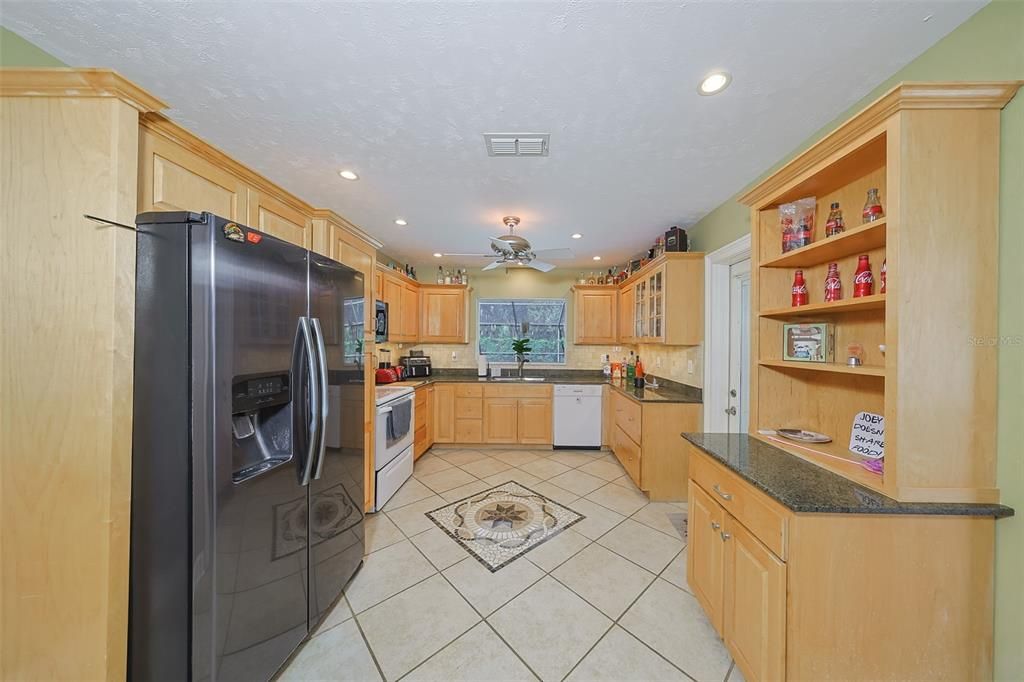 合同活跃: $409,700 (3 贝兹, 2 浴室, 1625 平方英尺)