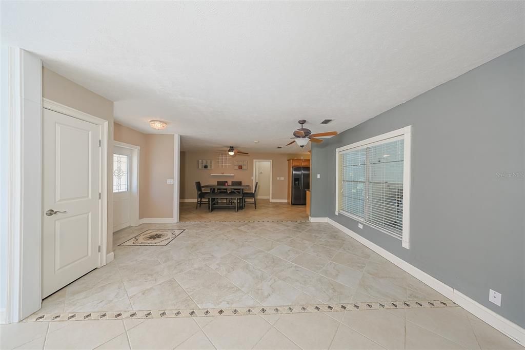 合同活跃: $409,700 (3 贝兹, 2 浴室, 1625 平方英尺)