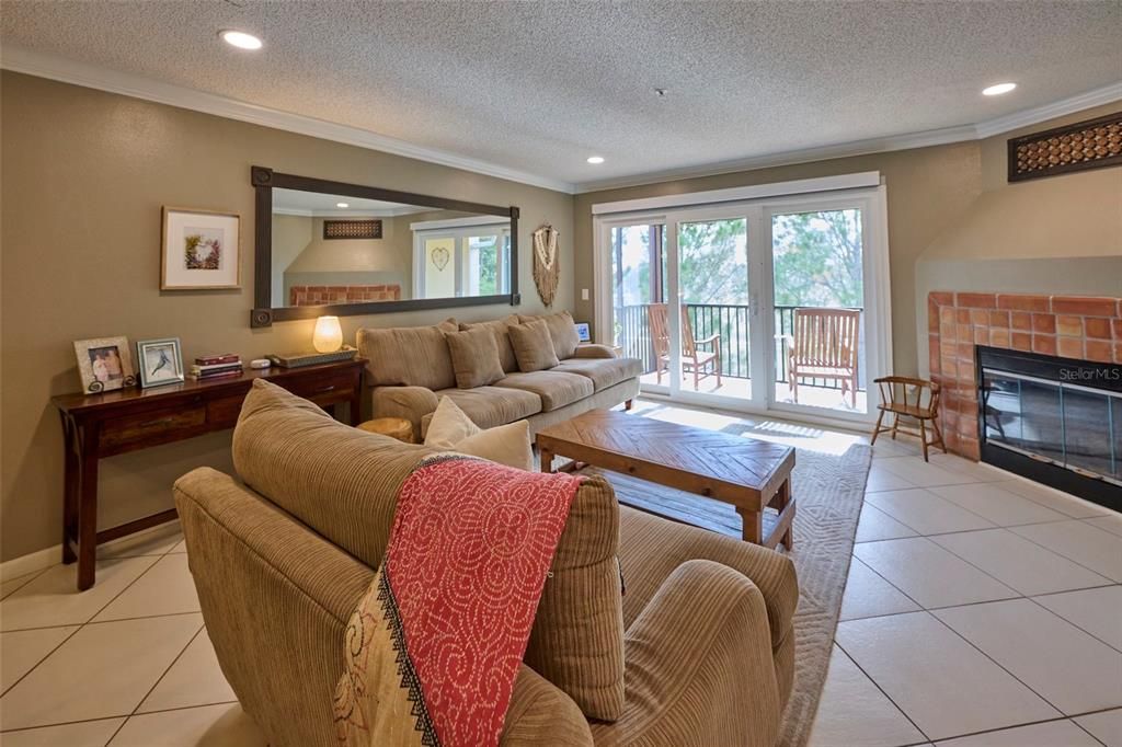 Active With Contract: $289,000 (3 beds, 2 baths, 1186 Square Feet)