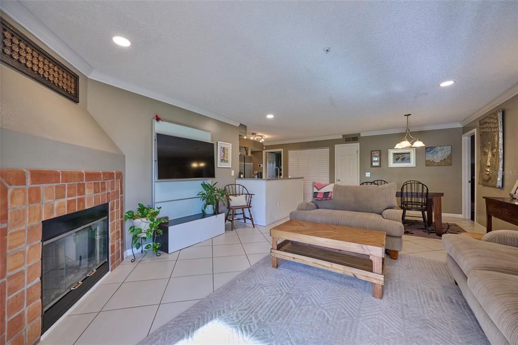 Active With Contract: $289,000 (3 beds, 2 baths, 1186 Square Feet)