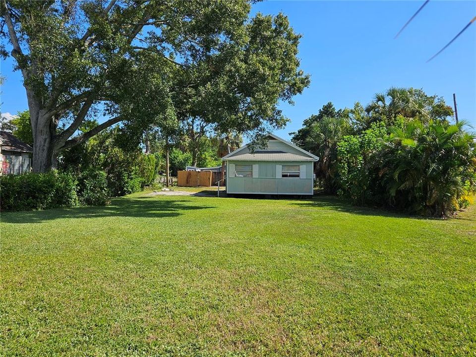 Active With Contract: $250,000 (2 beds, 1 baths, 835 Square Feet)