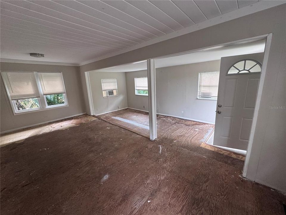 Active With Contract: $250,000 (2 beds, 1 baths, 835 Square Feet)