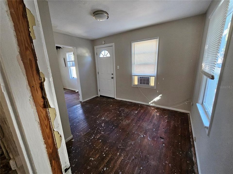 Active With Contract: $250,000 (2 beds, 1 baths, 835 Square Feet)