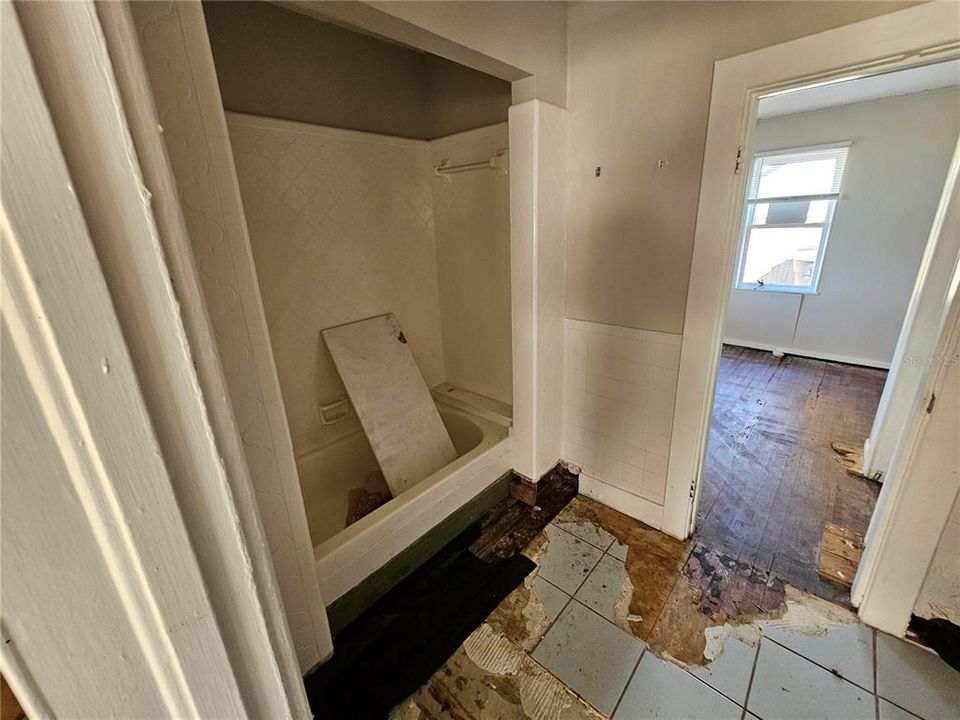 Active With Contract: $250,000 (2 beds, 1 baths, 835 Square Feet)