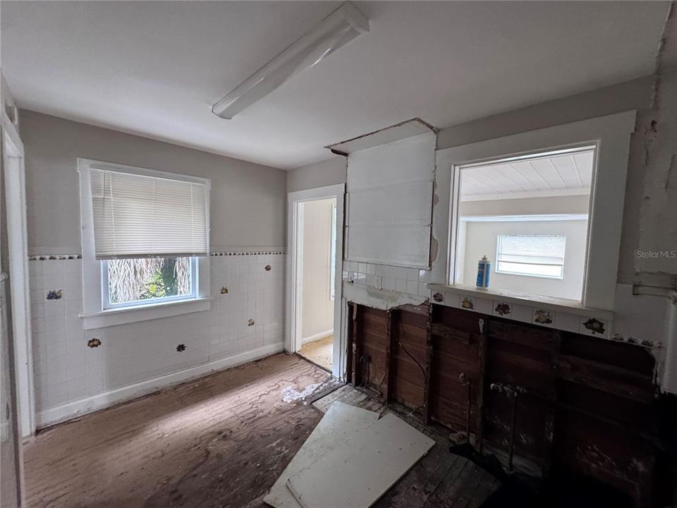 Active With Contract: $250,000 (2 beds, 1 baths, 835 Square Feet)