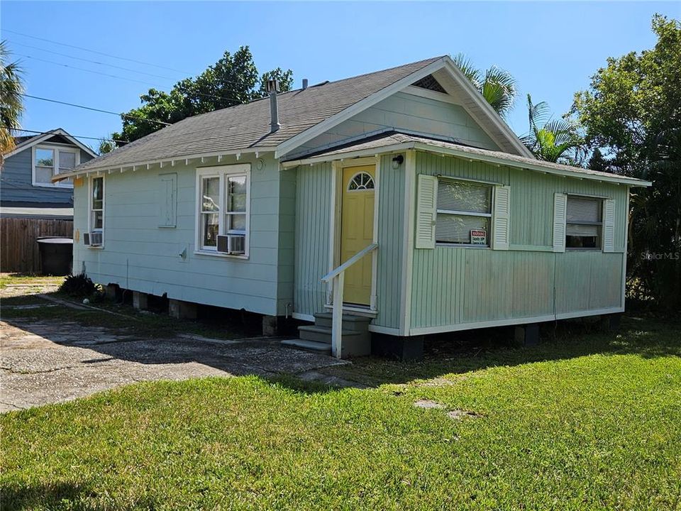 Active With Contract: $250,000 (2 beds, 1 baths, 835 Square Feet)
