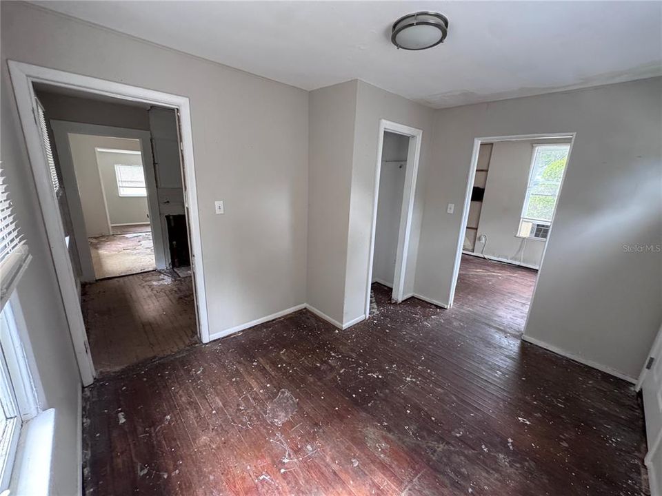 Active With Contract: $250,000 (2 beds, 1 baths, 835 Square Feet)