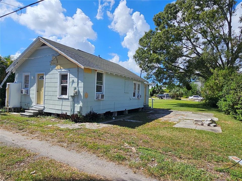 Active With Contract: $250,000 (2 beds, 1 baths, 835 Square Feet)