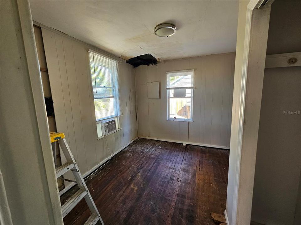 Active With Contract: $250,000 (2 beds, 1 baths, 835 Square Feet)