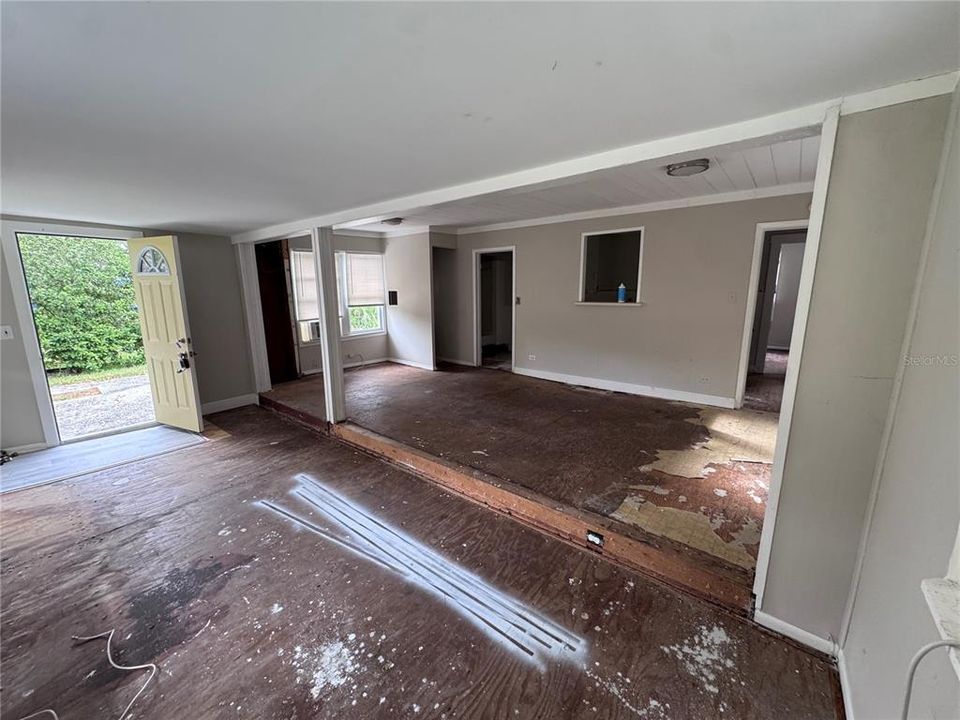 Active With Contract: $250,000 (2 beds, 1 baths, 835 Square Feet)