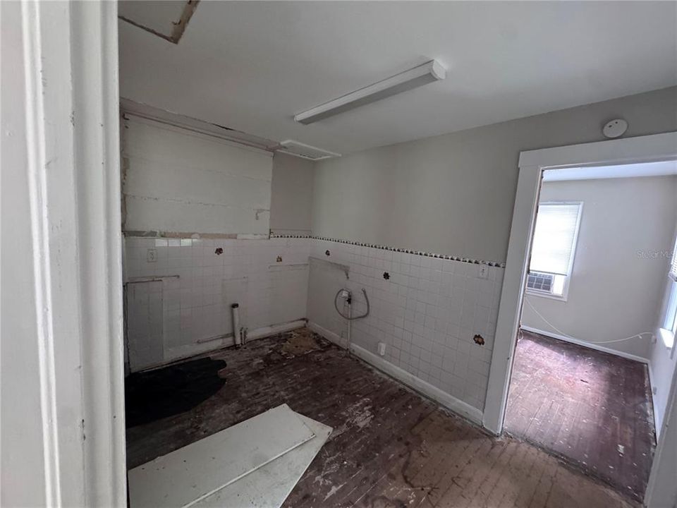 Active With Contract: $250,000 (2 beds, 1 baths, 835 Square Feet)