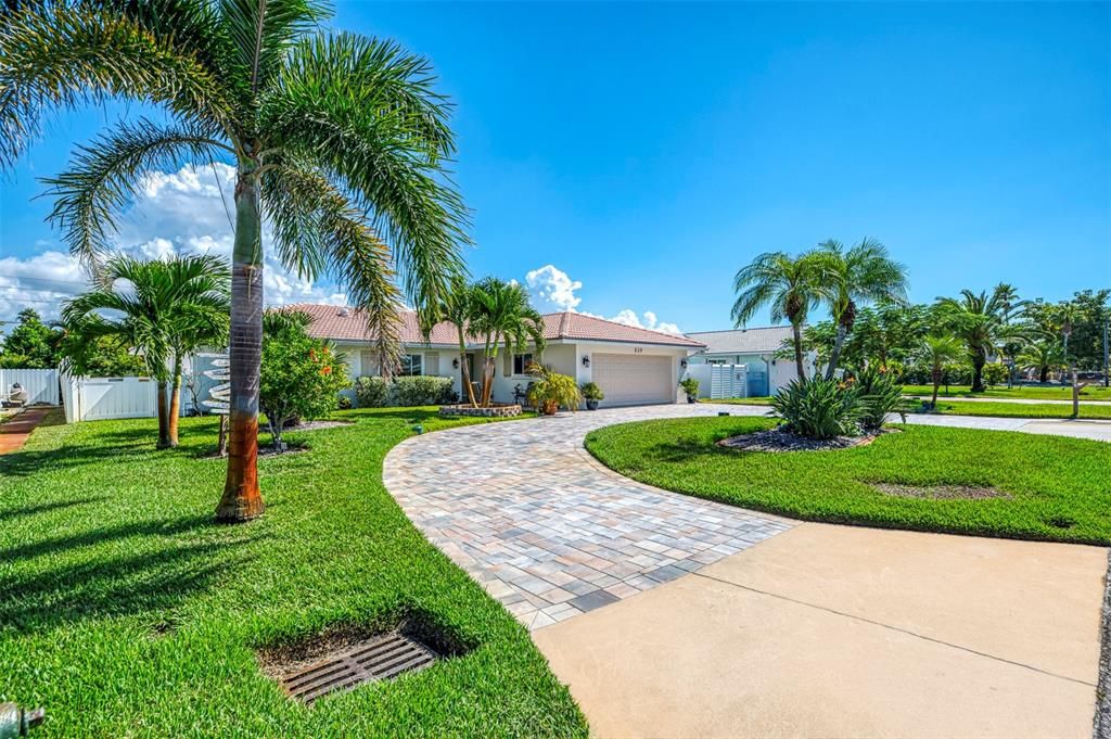 For Sale: $885,000 (3 beds, 2 baths, 2035 Square Feet)