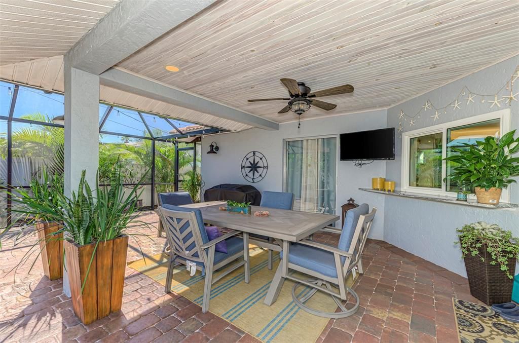 For Sale: $885,000 (3 beds, 2 baths, 2035 Square Feet)