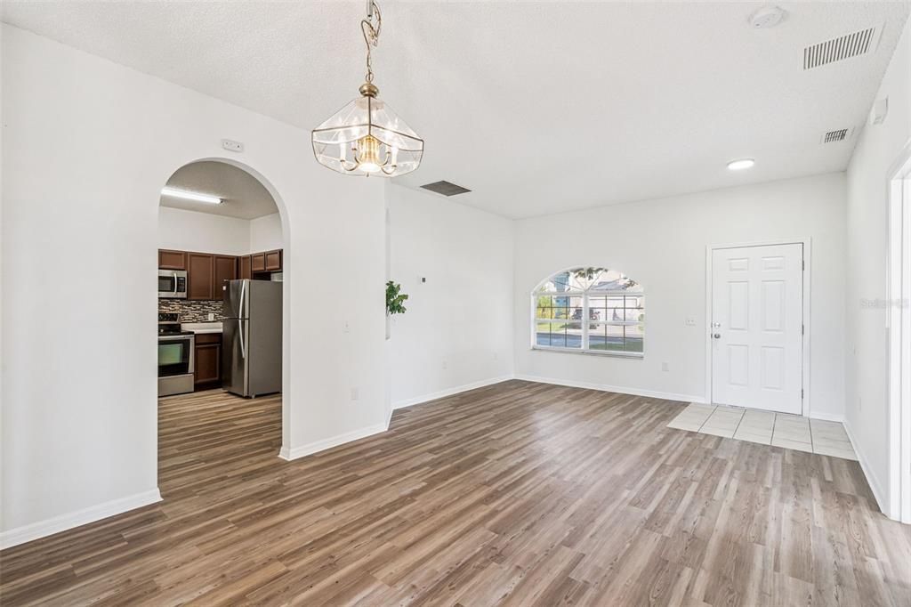 For Sale: $315,000 (4 beds, 2 baths, 1731 Square Feet)