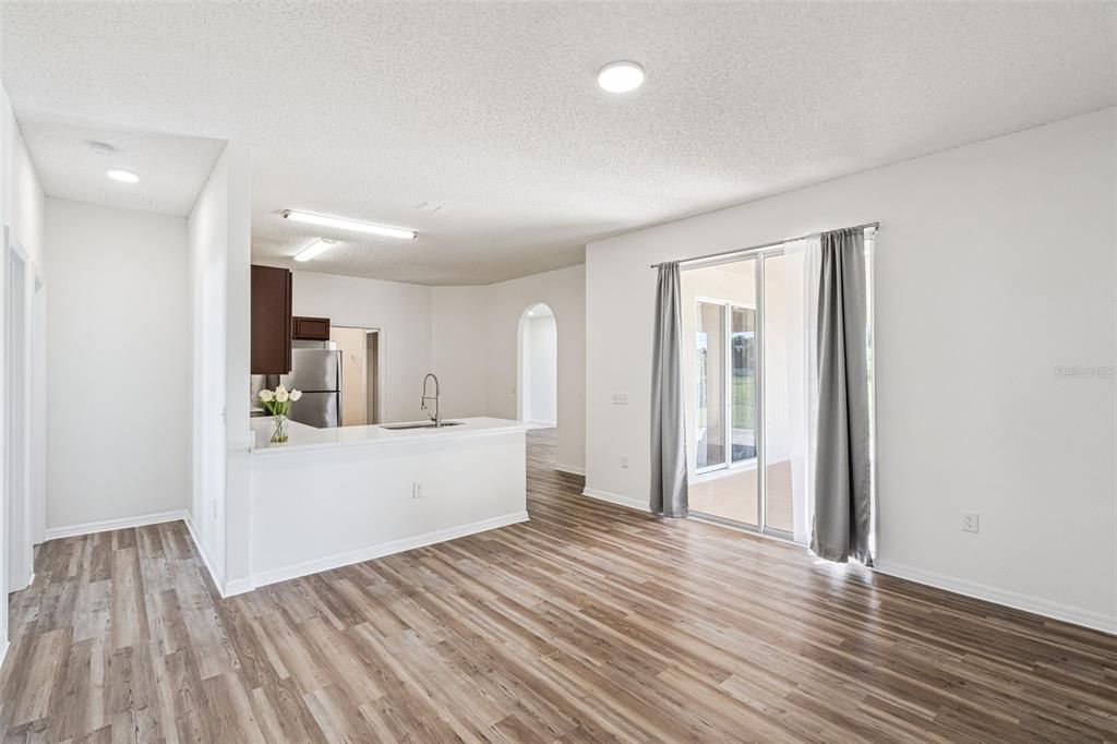 For Sale: $315,000 (4 beds, 2 baths, 1731 Square Feet)