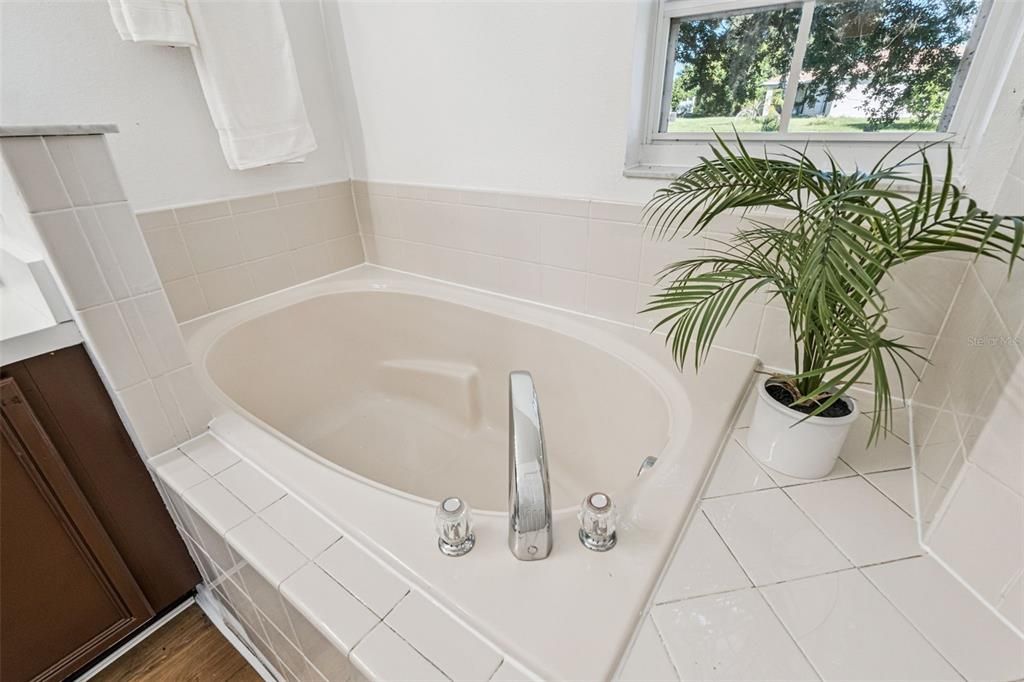 For Sale: $315,000 (4 beds, 2 baths, 1731 Square Feet)