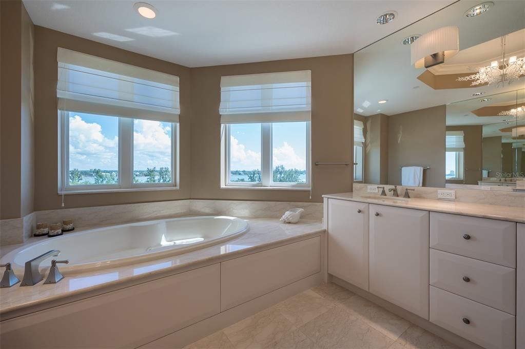 待售: $2,450,000 (3 贝兹, 3 浴室, 3242 平方英尺)