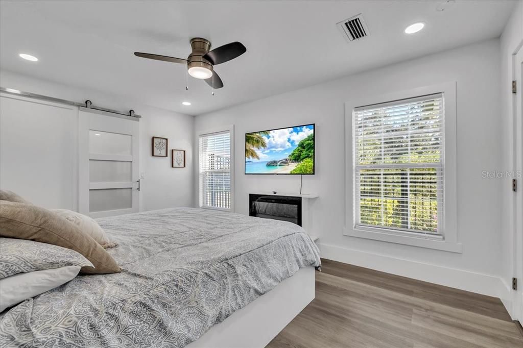 En Venta: $999,900 (6 camas, 5 baños, 3963 Pies cuadrados)