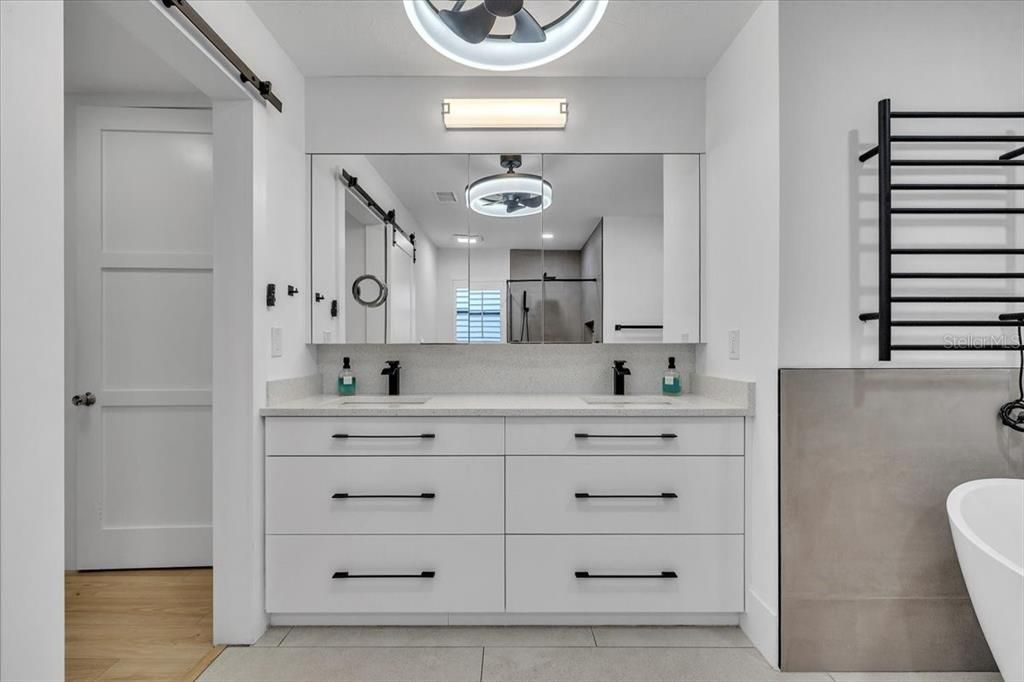 En Venta: $999,900 (6 camas, 5 baños, 3963 Pies cuadrados)