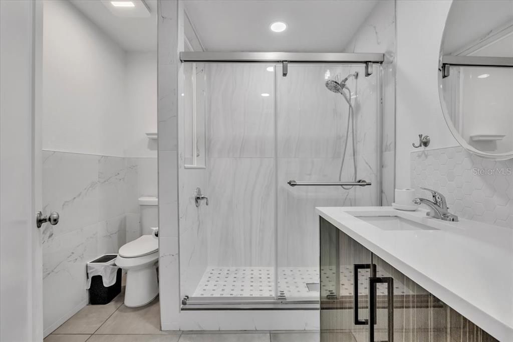 En Venta: $999,900 (6 camas, 5 baños, 3963 Pies cuadrados)