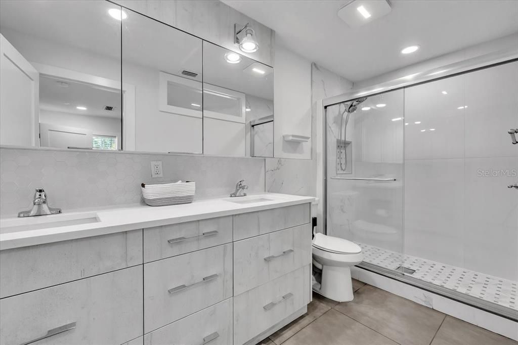 En Venta: $999,900 (6 camas, 5 baños, 3963 Pies cuadrados)